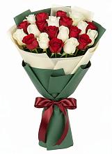 Букет Микс из красных и белых роз в Кяхулай