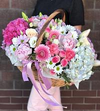 Цветочная композиция из Розы, Хризантемы, Пионы и Лизиантусы в корзине в Кяхулай