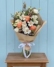 Букет цветов из:  Альстромерии, Лизиантусы, Розы и Хризантемы в Кяхулай
