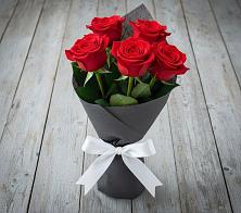 Букет 5 Красных роз Эдлесс Лав в Кяхулай