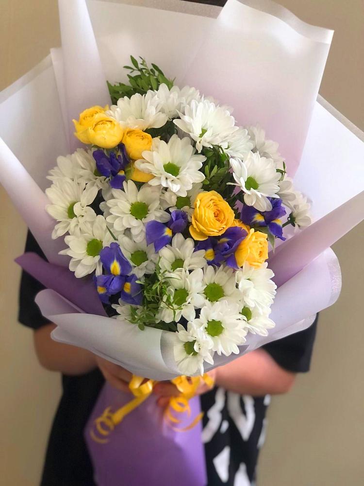 Букет цветов из: Ирисы, Хризантемы и Розы в Кяхулай