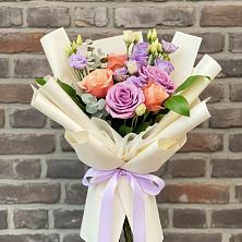 Букет цветов из:  Лизиантусы и Розы в Кяхулай