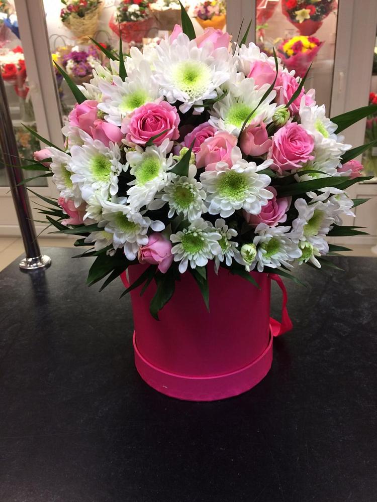 Цветочная композиция из Розы и Хризантемы в шляпной коробке в Кяхулай