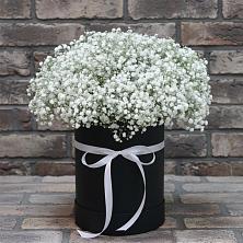 Цветочная композиция из Гипсофила в шляпной коробке в Кяхулай