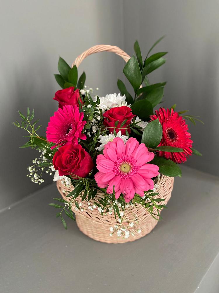 Цветочная композиция из Розы, Хризантемы и Герберы в корзине в Кяхулай