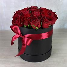 Цветочная композиция из Розы в шляпной коробке в Кяхулай