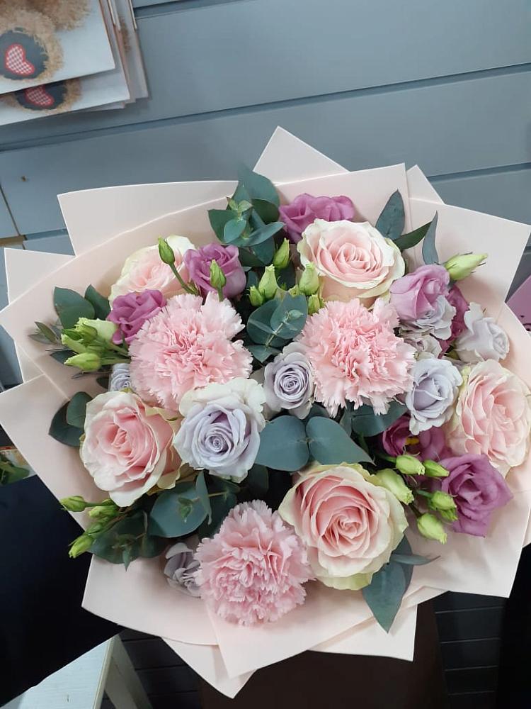 Букет цветов из: Розы, Гвоздики и Лизиантусы в Кяхулай